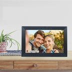 Digital photo frame displaying a couple's photo with icons indicating features like WiFi and app usage on a light gray background.
